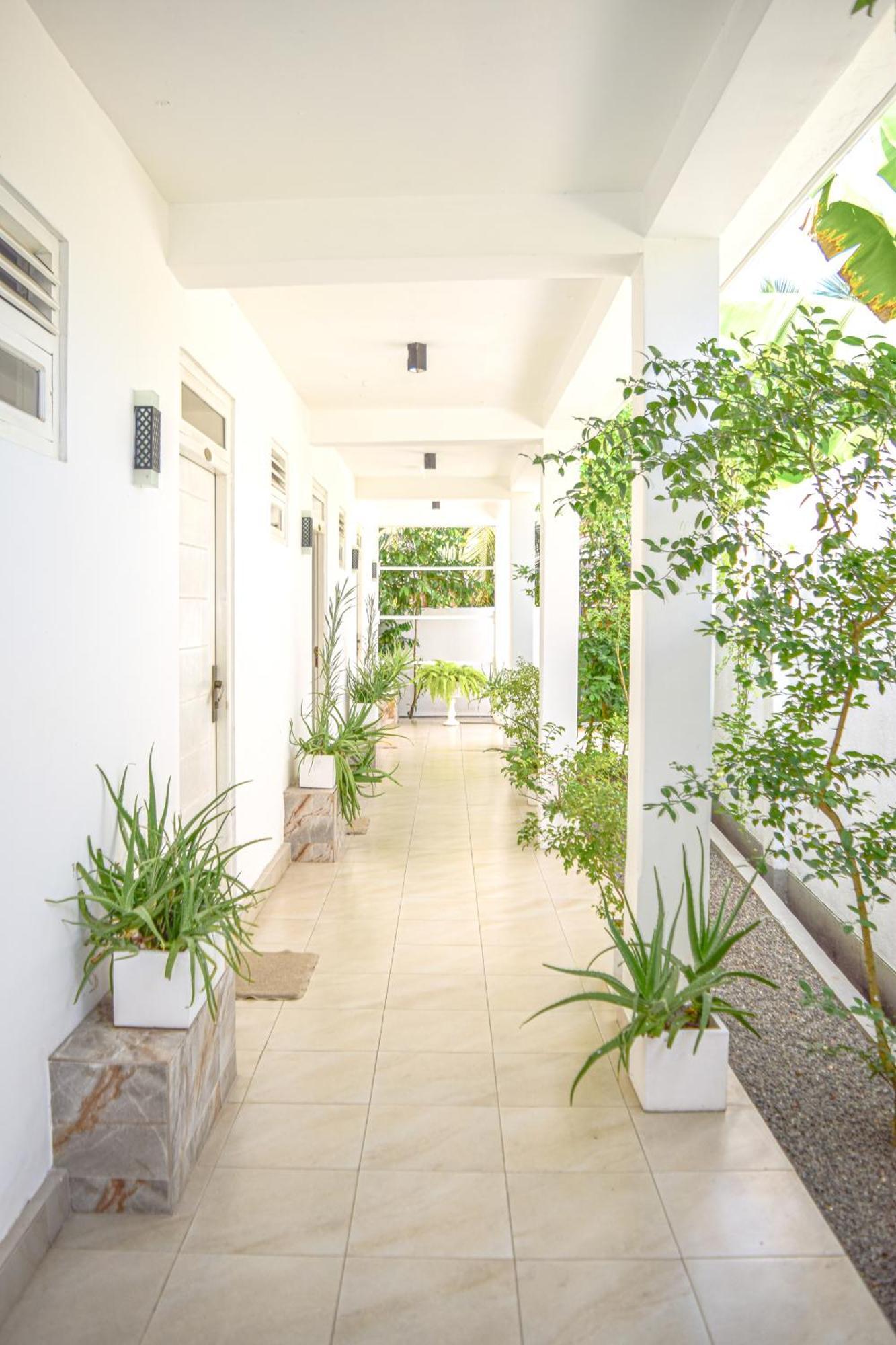 The Bamboo Tree Transit Hotel 卡图纳耶克 外观 照片