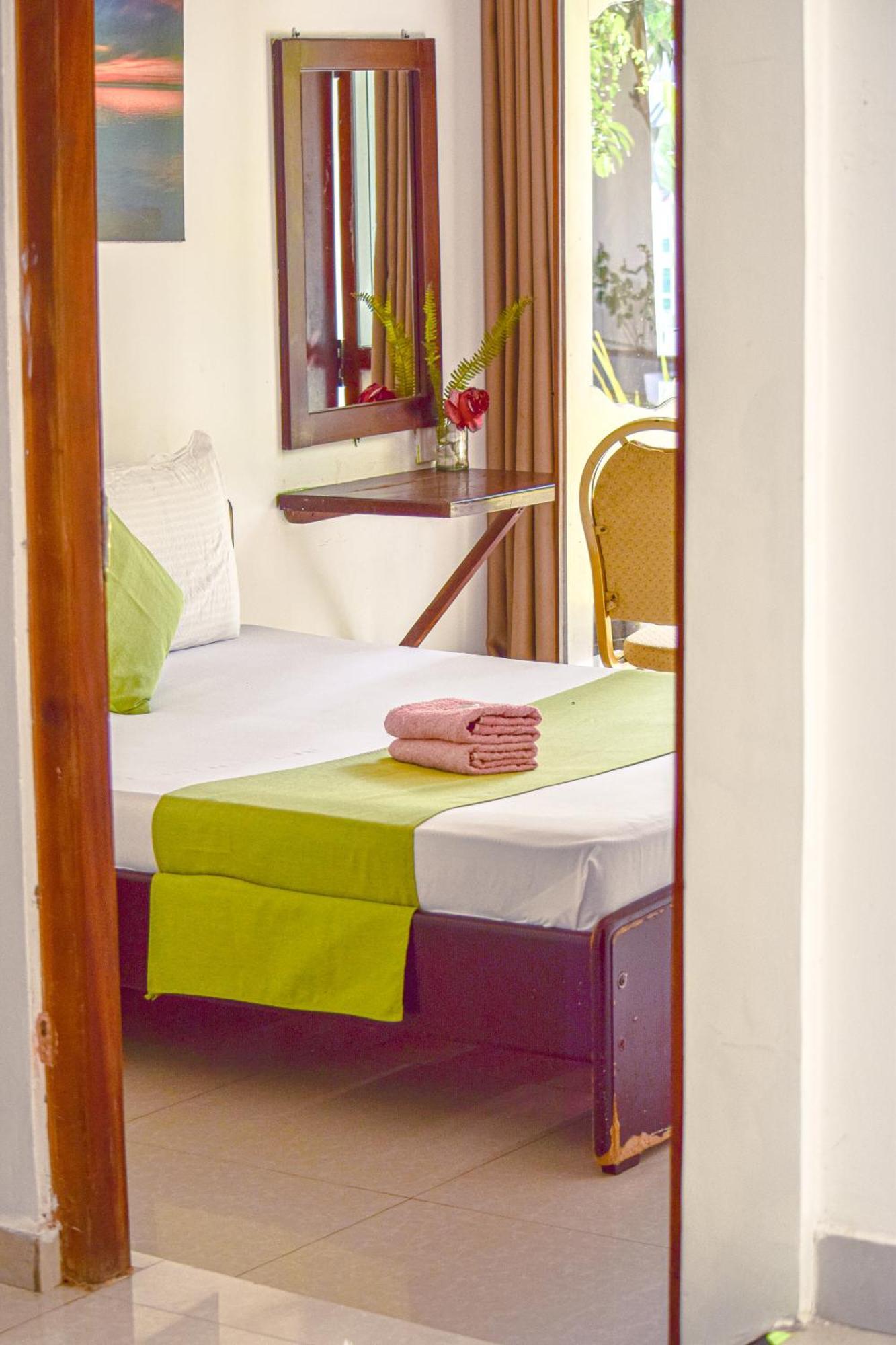 The Bamboo Tree Transit Hotel 卡图纳耶克 外观 照片